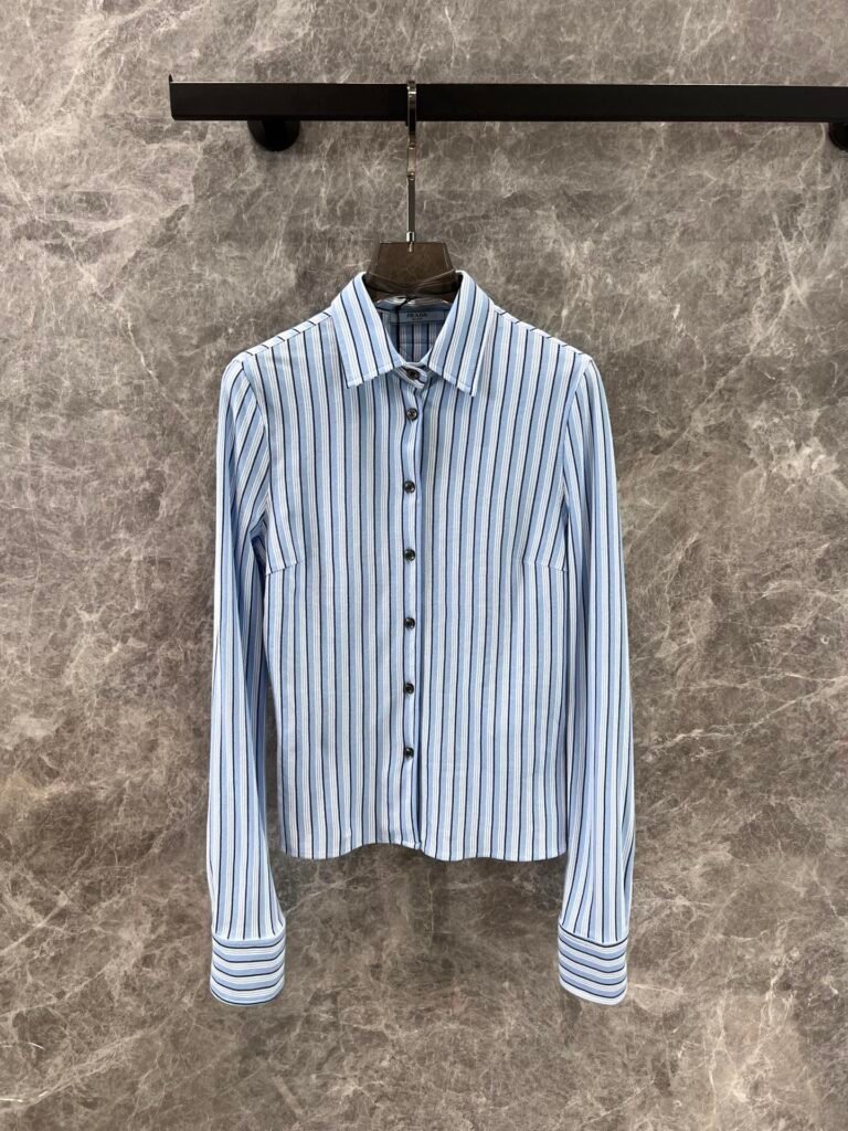 Chemise Prada à rayures bleues – Élégance intemporelle