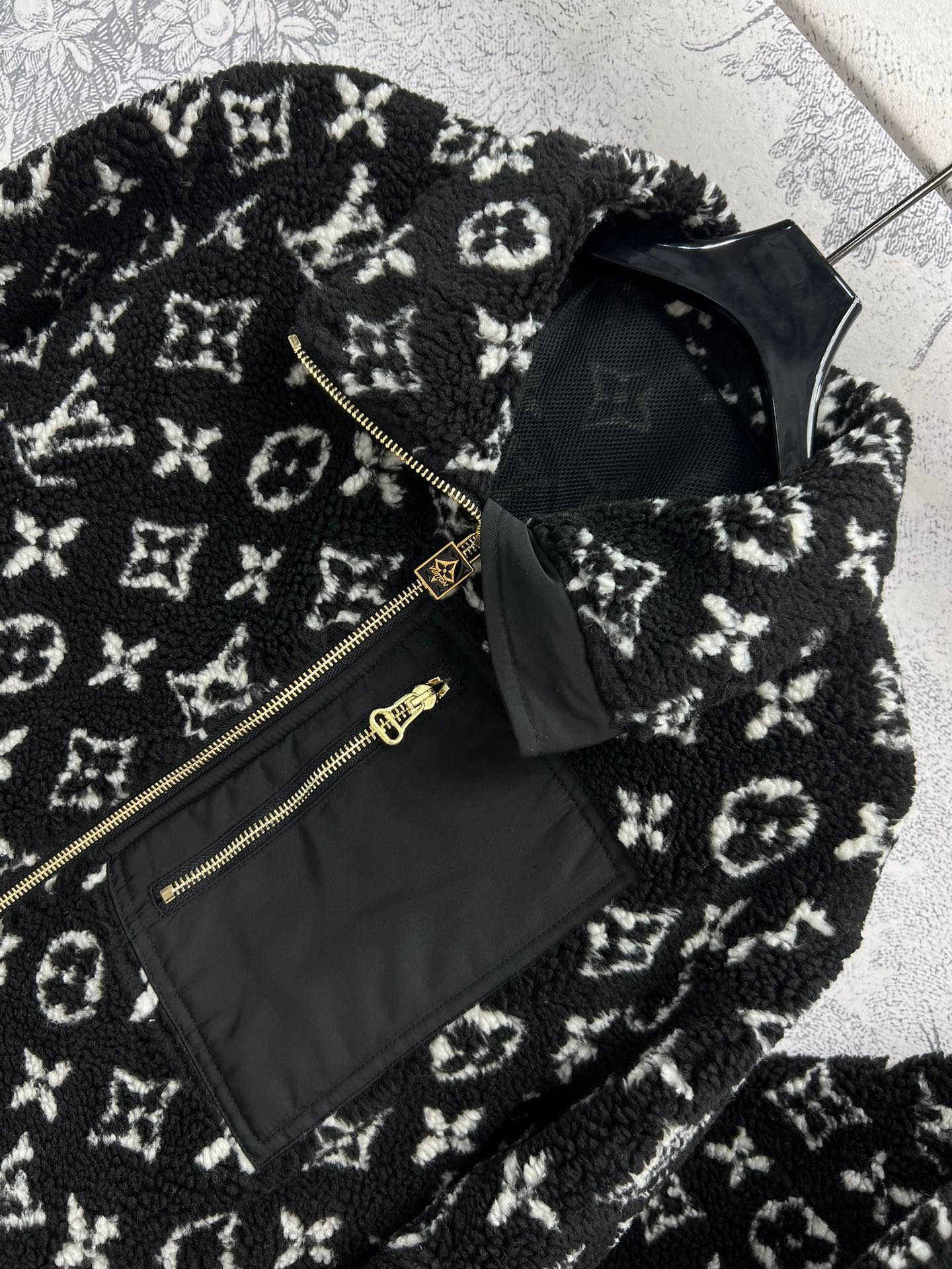 Veste Louis Vuitton Monogram Sherpa – Design chaud et luxueux – Image 2