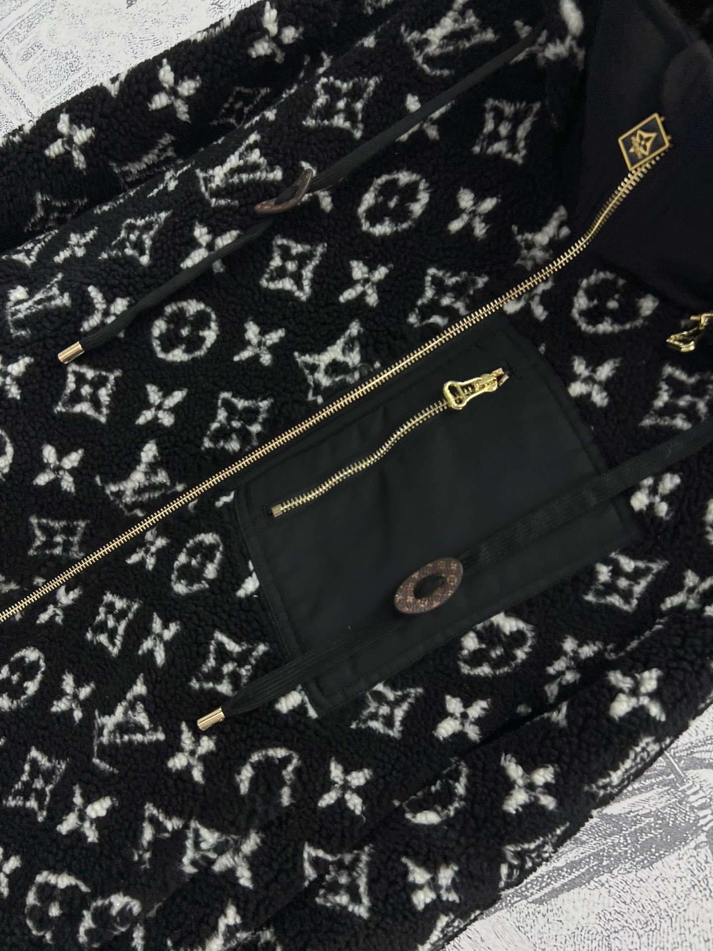 Veste Louis Vuitton Monogram Sherpa – Design chaud et luxueux – Image 3