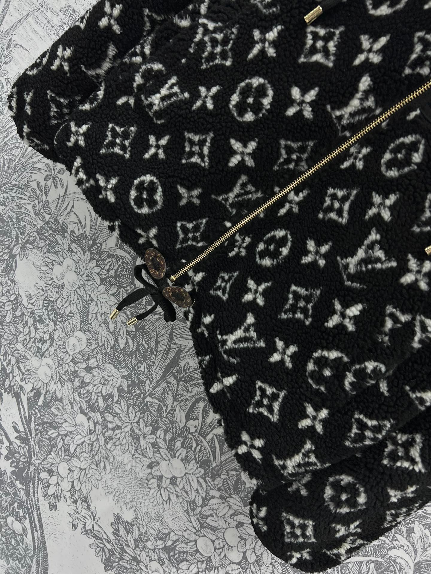 Veste Louis Vuitton Monogram Sherpa – Design chaud et luxueux – Image 4