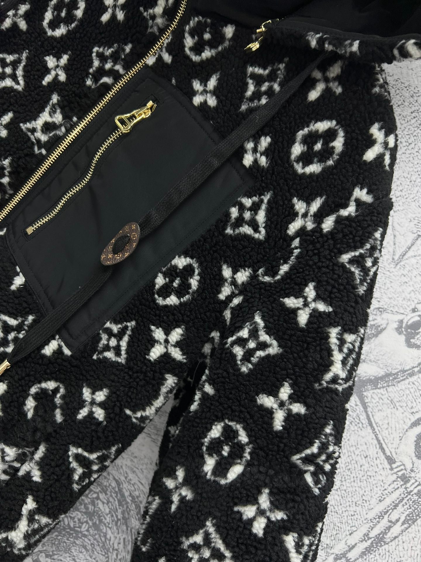 Veste Louis Vuitton Monogram Sherpa – Design chaud et luxueux – Image 6