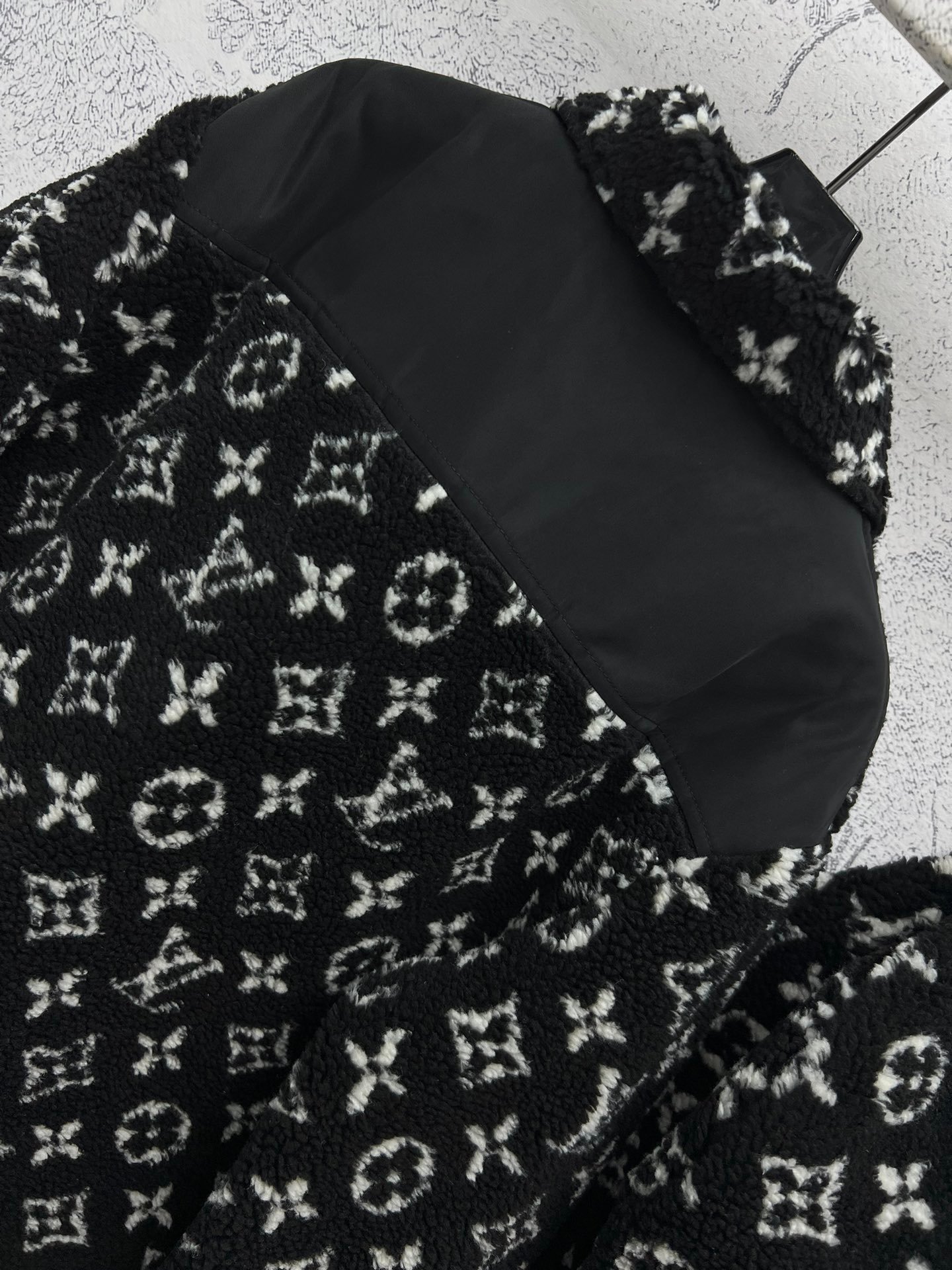 Veste Louis Vuitton Monogram Sherpa – Design chaud et luxueux – Image 8