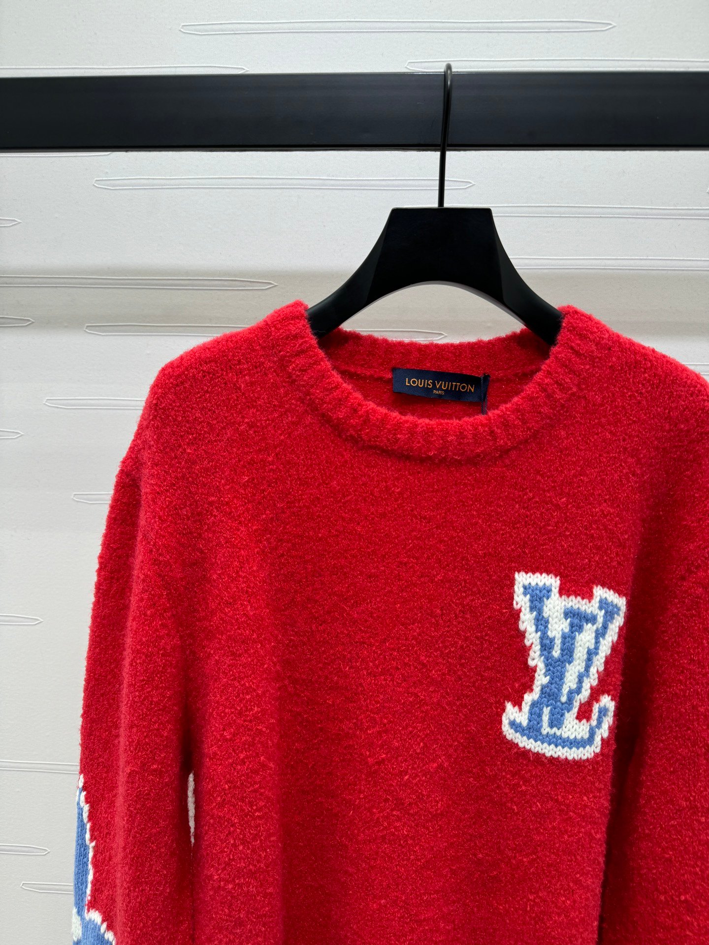 Pull Louis Vuitton en laine bouclée Monogram Fleur – rouge ou gris anthracite – Image 4