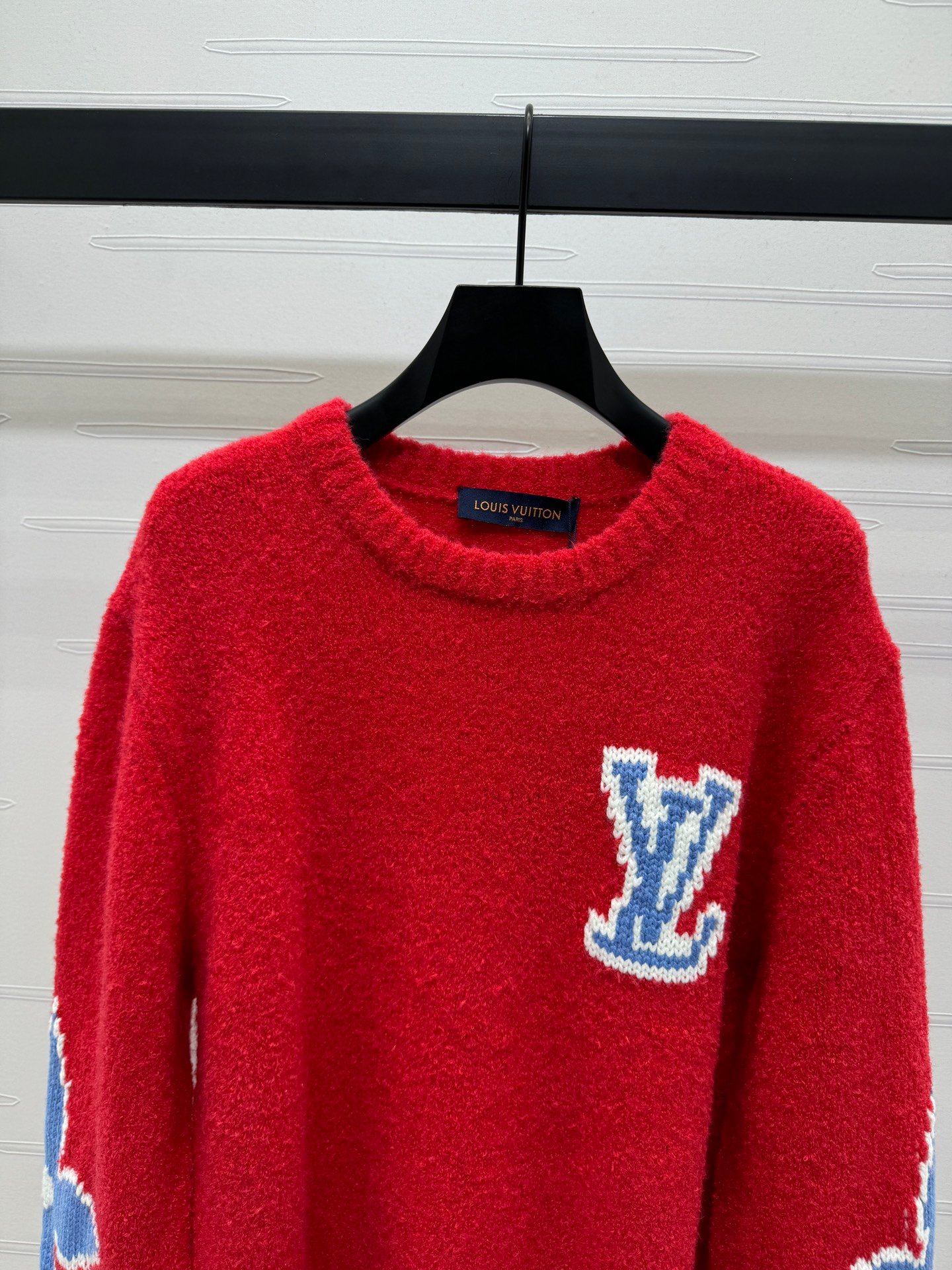 Pull Louis Vuitton en laine bouclée Monogram Fleur – rouge ou gris anthracite – Image 5