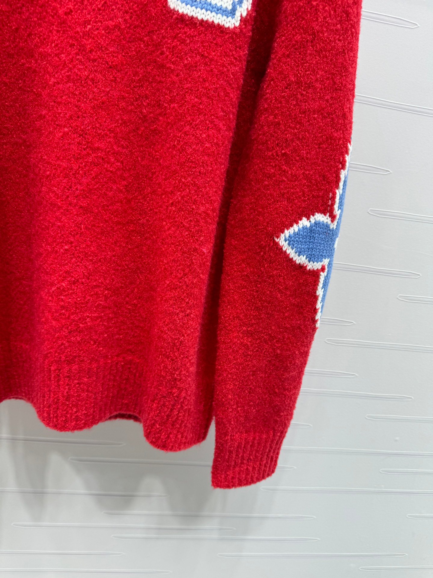 Pull Louis Vuitton en laine bouclée Monogram Fleur – rouge ou gris anthracite – Image 7