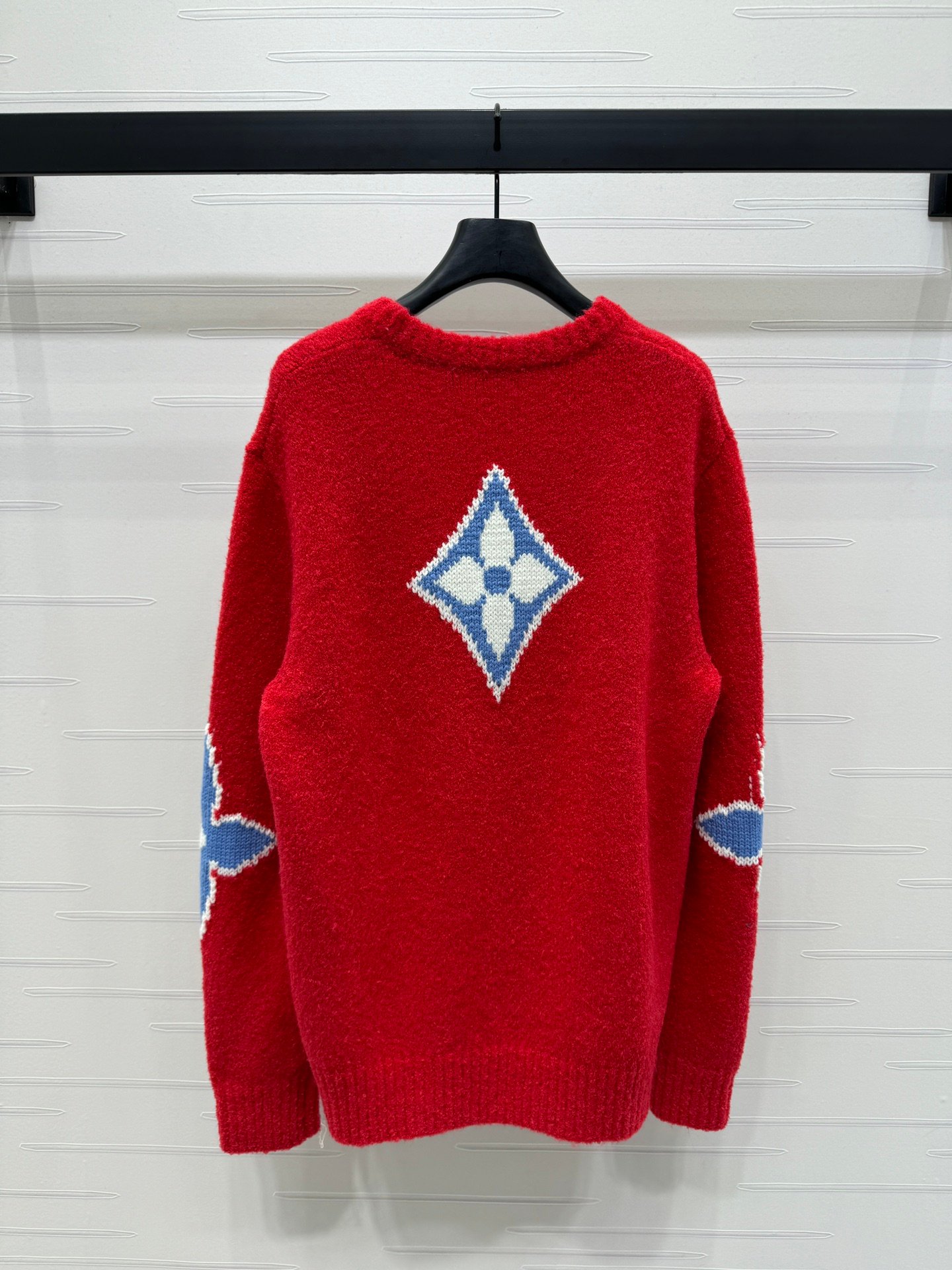 Pull Louis Vuitton en laine bouclée Monogram Fleur – rouge ou gris anthracite – Image 9