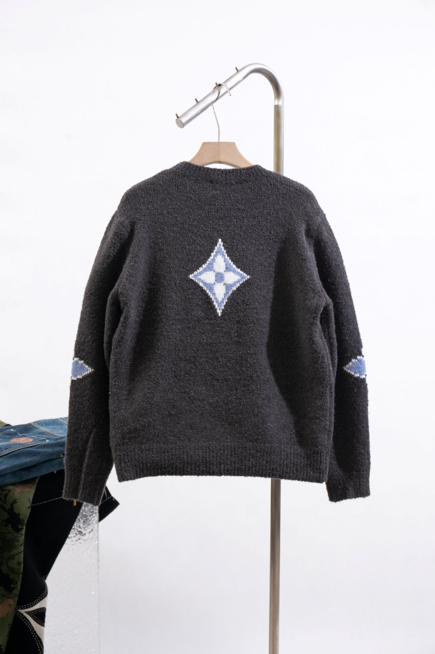 Pull Louis Vuitton en laine bouclée Monogram Fleur – rouge ou gris anthracite – Image 11