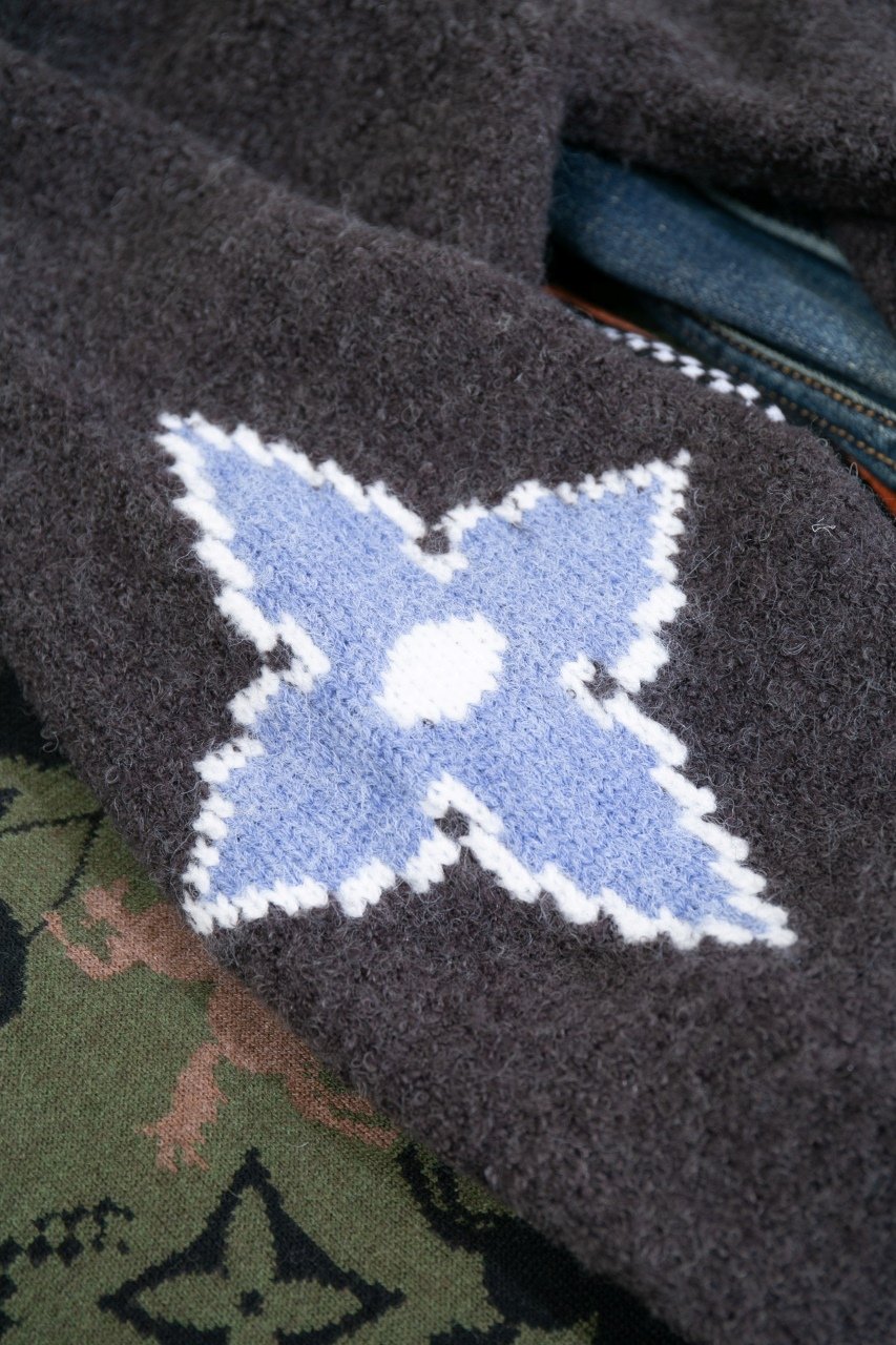 Pull Louis Vuitton en laine bouclée Monogram Fleur – rouge ou gris anthracite – Image 15