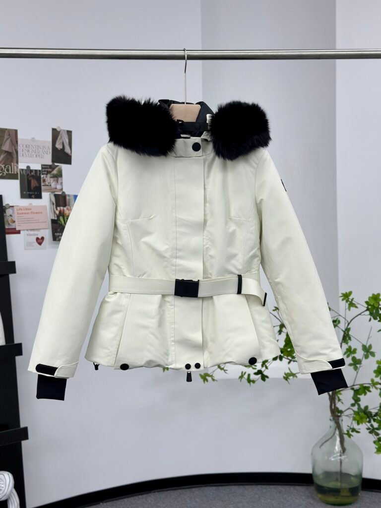 Veste doudoune Moncler de ski à capuche en duvet et peau lainée Laplance GORE-TEX