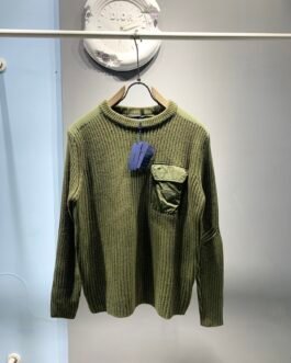 Pull Prada en laine côtelée vert kaki – Détail poche nylon signature