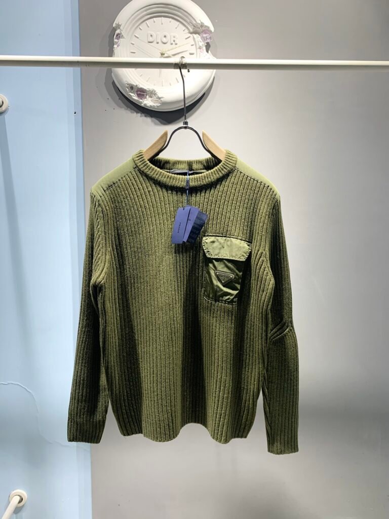 Pull Prada en laine côtelée vert kaki – Détail poche nylon signature