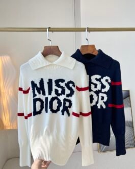 Pull Dior “Miss Dior” en laine avec col polo – blanc ou bleu marine