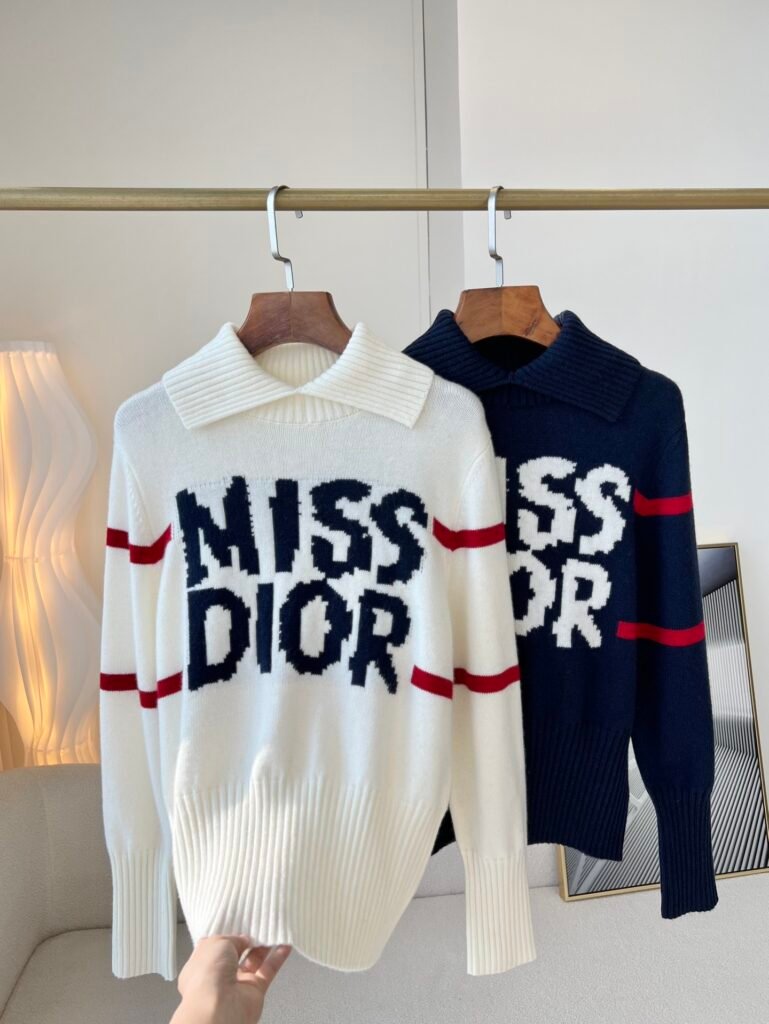 Pull Dior “Miss Dior” en laine avec col polo – blanc ou bleu marine