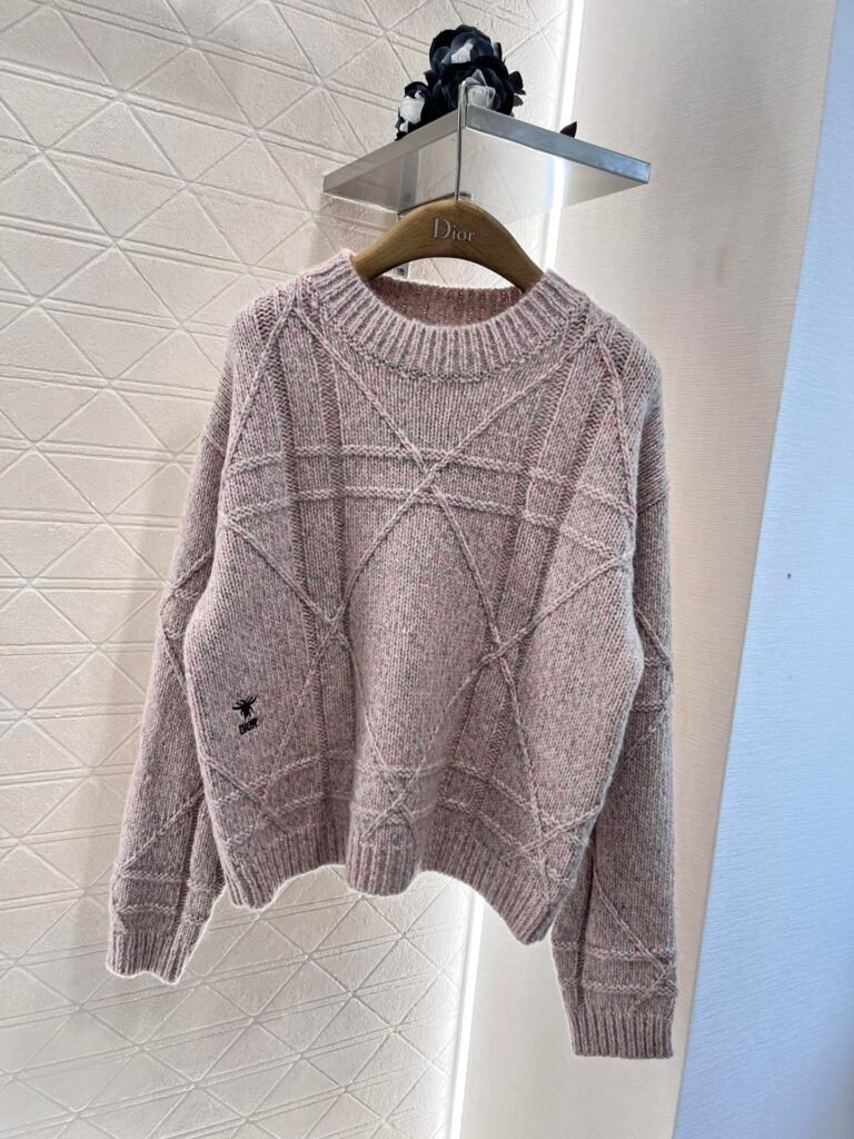 Pull Dior en laine et alpaga rose poudré à motif cannage
