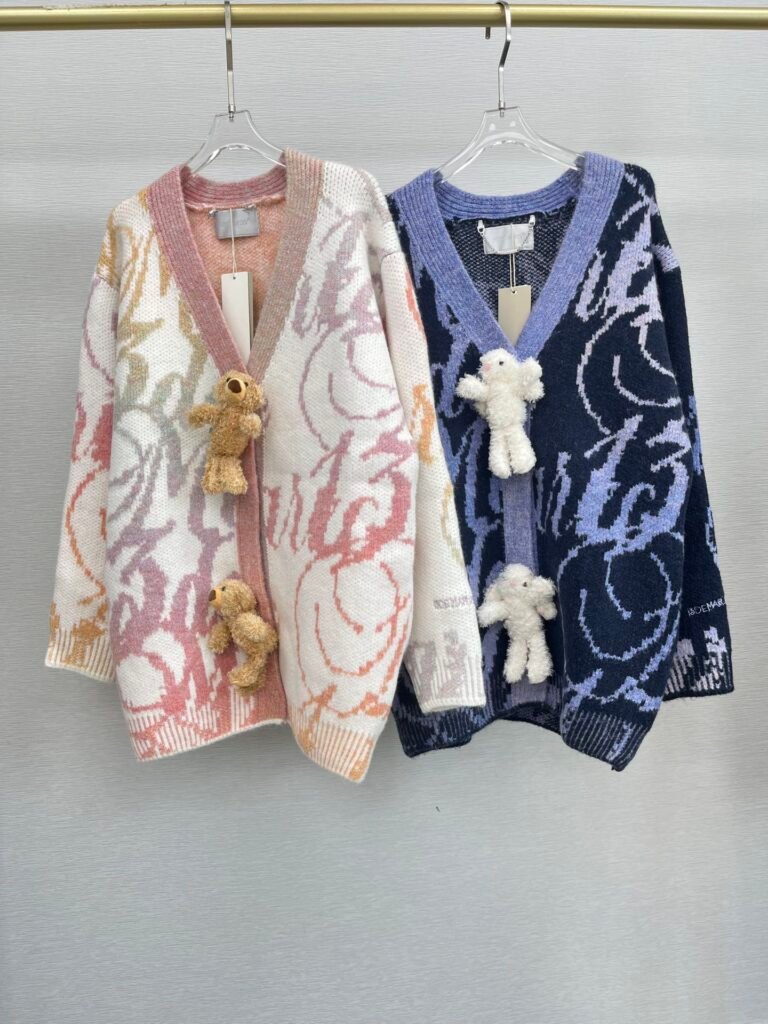 Cardigan oversize 13 De Marzo à motifs et peluches décoratives – Style original et tendance