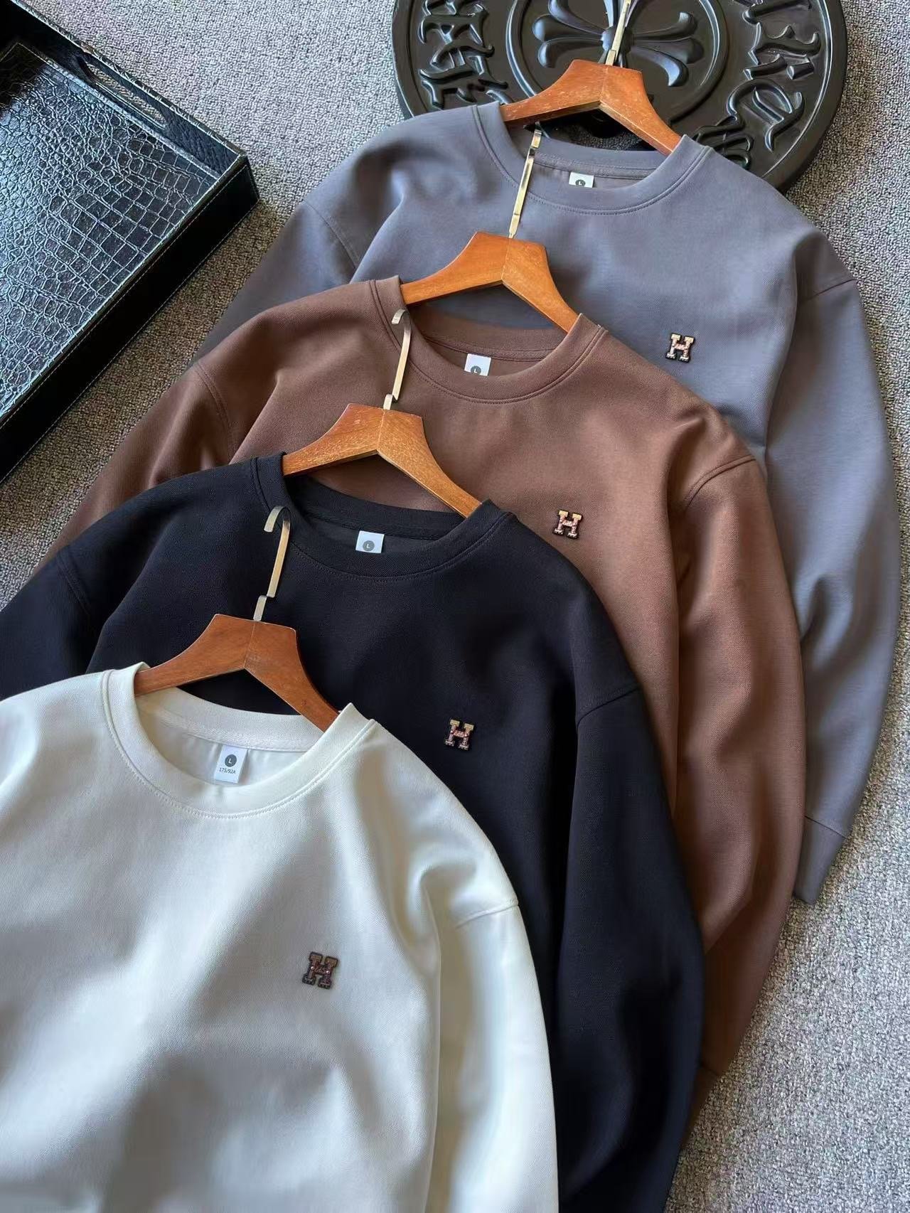 Pull Hermès brodé H en coton premium – Image 7