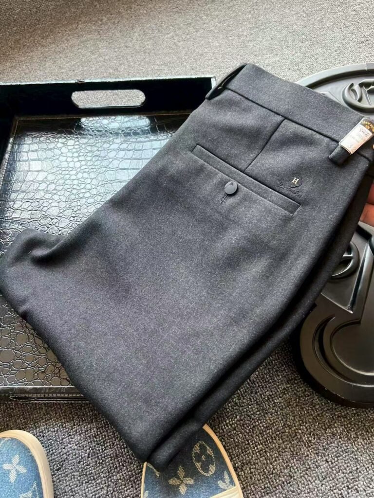 Pantalon Hermès en laine mélangée brodé H