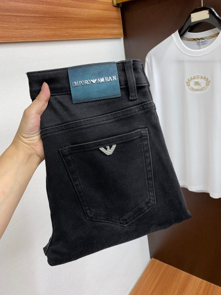 Jean Emporio Armani noir – Coupe slim en denim stretch avec finitions emblématiques