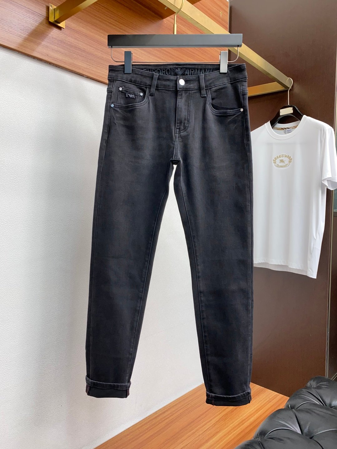 Jean Emporio Armani noir – Coupe slim en denim stretch avec finitions emblématiques – Image 3