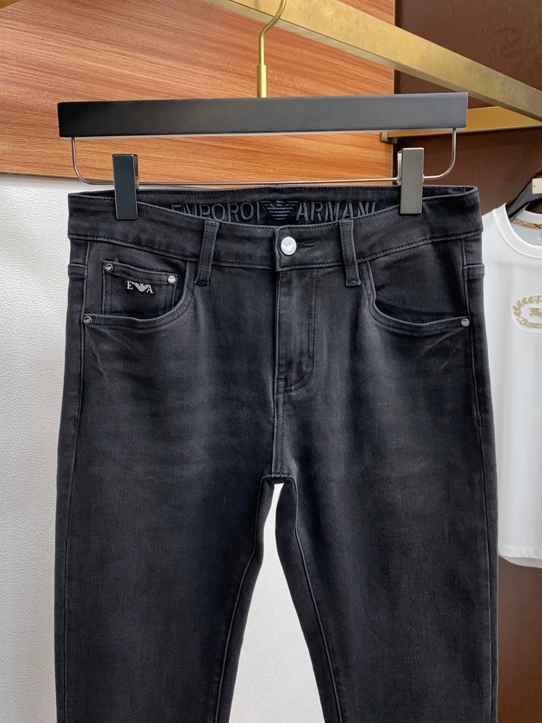 Jean Emporio Armani noir – Coupe slim en denim stretch avec finitions emblématiques – Image 4