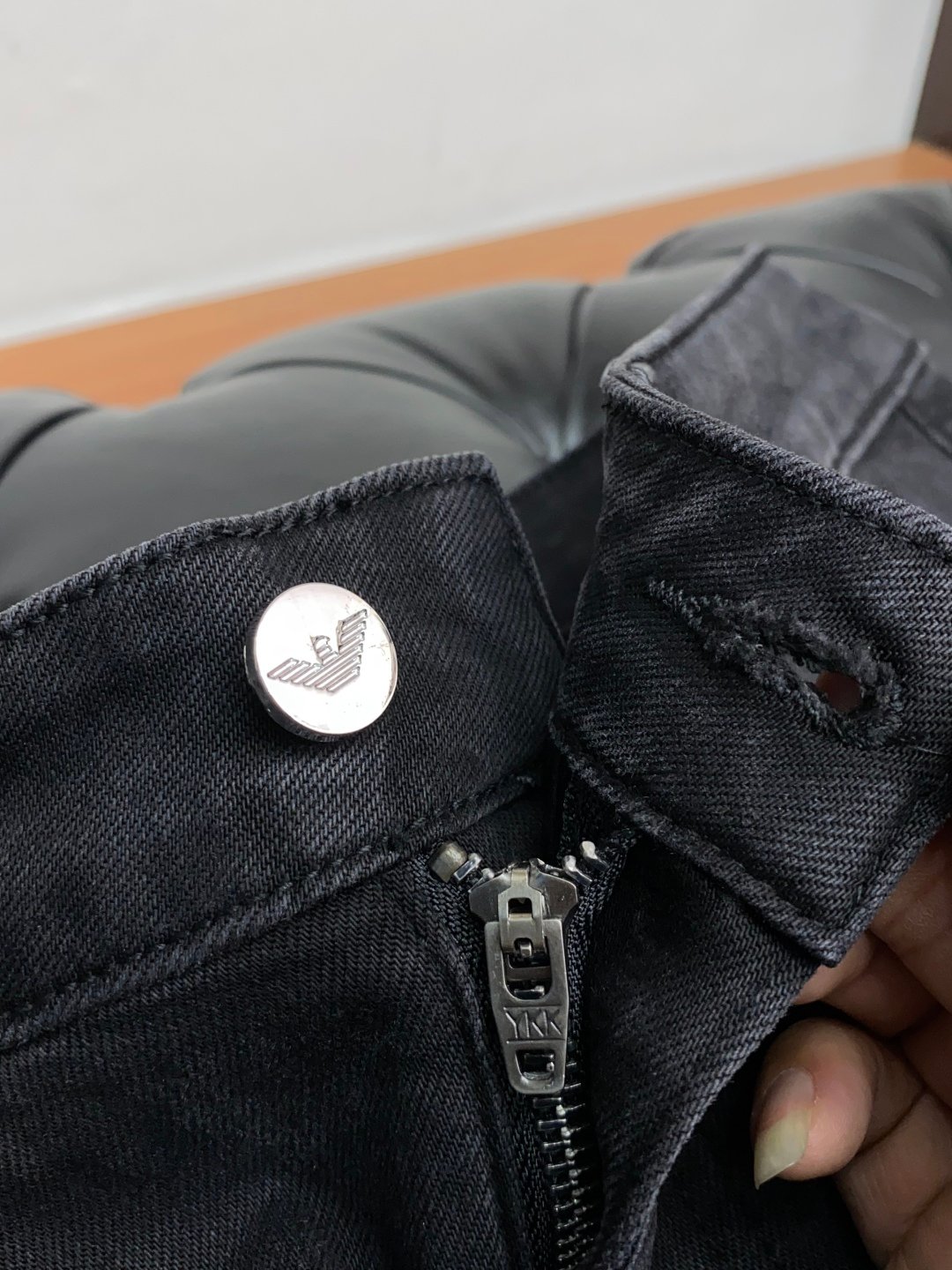 Jean Emporio Armani noir – Coupe slim en denim stretch avec finitions emblématiques – Image 5