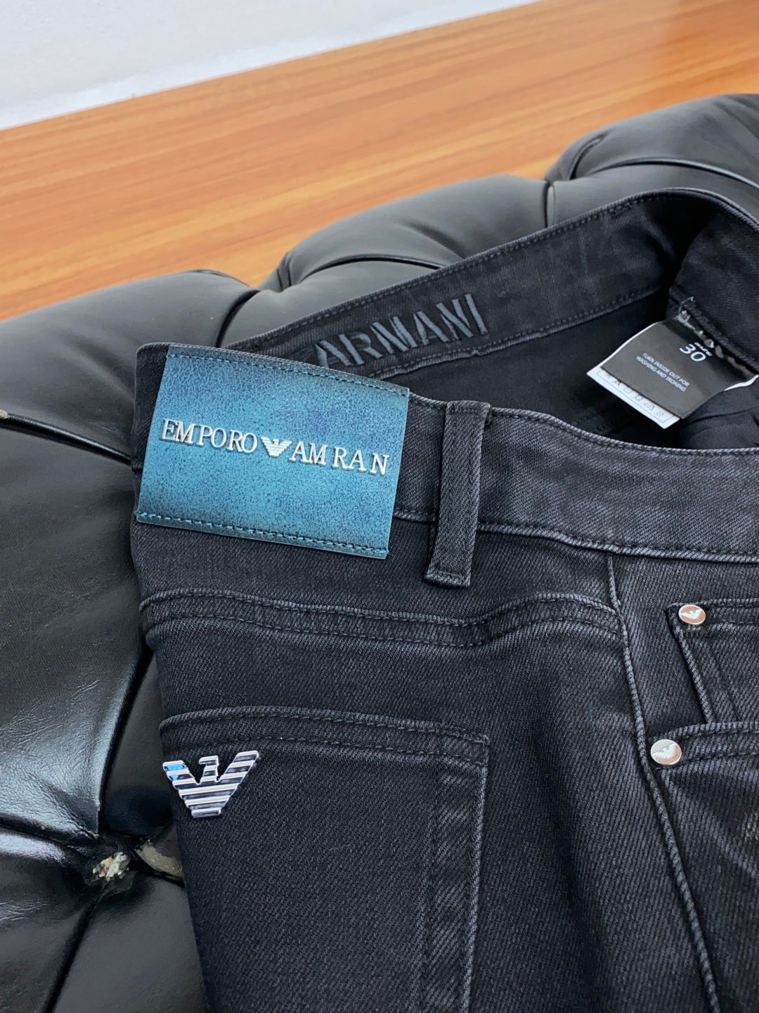 Jean Emporio Armani noir – Coupe slim en denim stretch avec finitions emblématiques – Image 6