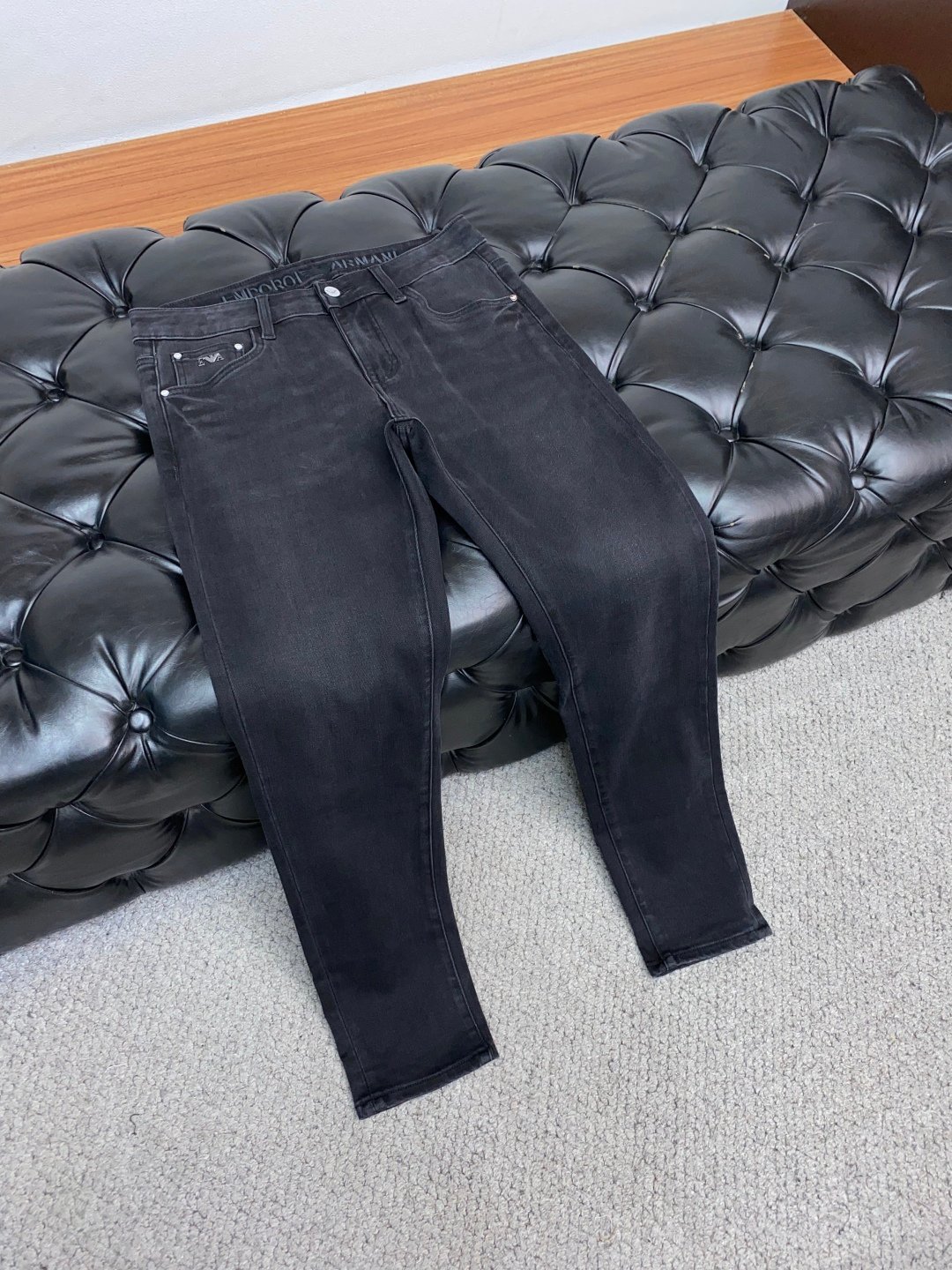Jean Emporio Armani noir – Coupe slim en denim stretch avec finitions emblématiques – Image 7