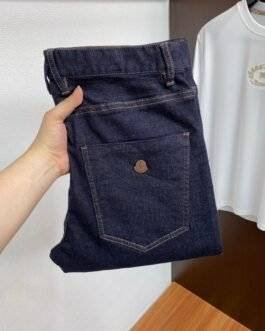 Jean Moncler bleu foncé coupe droite – denim premium avec finitions signature