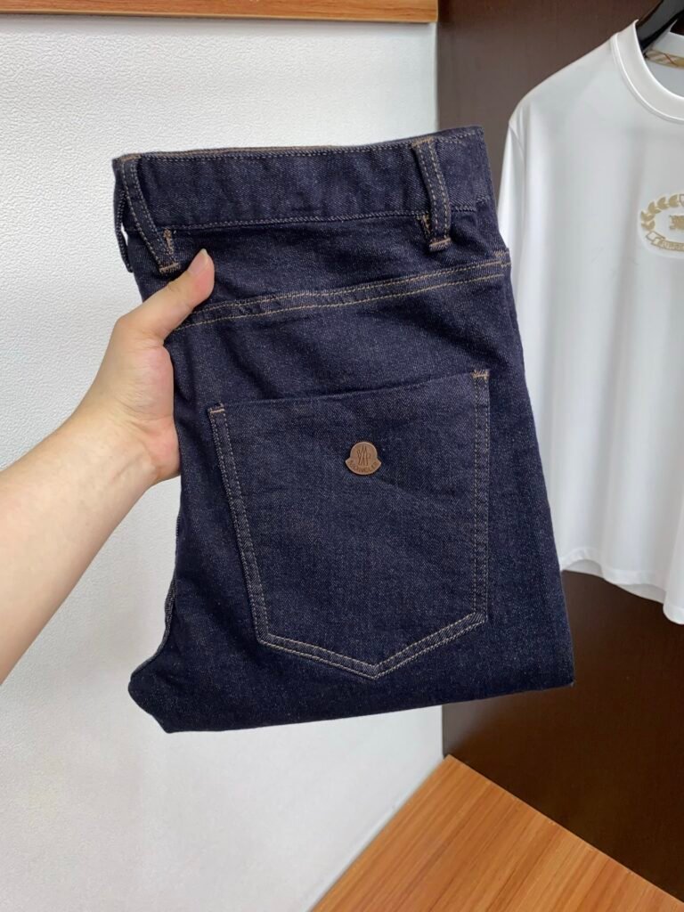 Jean Moncler bleu foncé coupe droite – denim premium avec finitions signature
