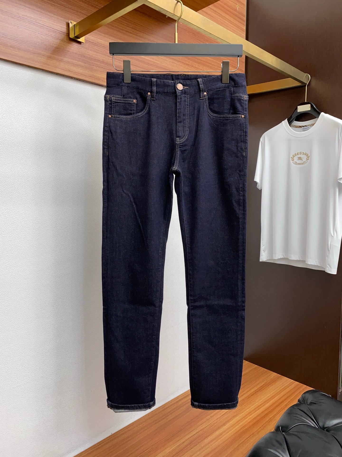 Jean Moncler bleu foncé coupe droite – denim premium avec finitions signature – Image 3