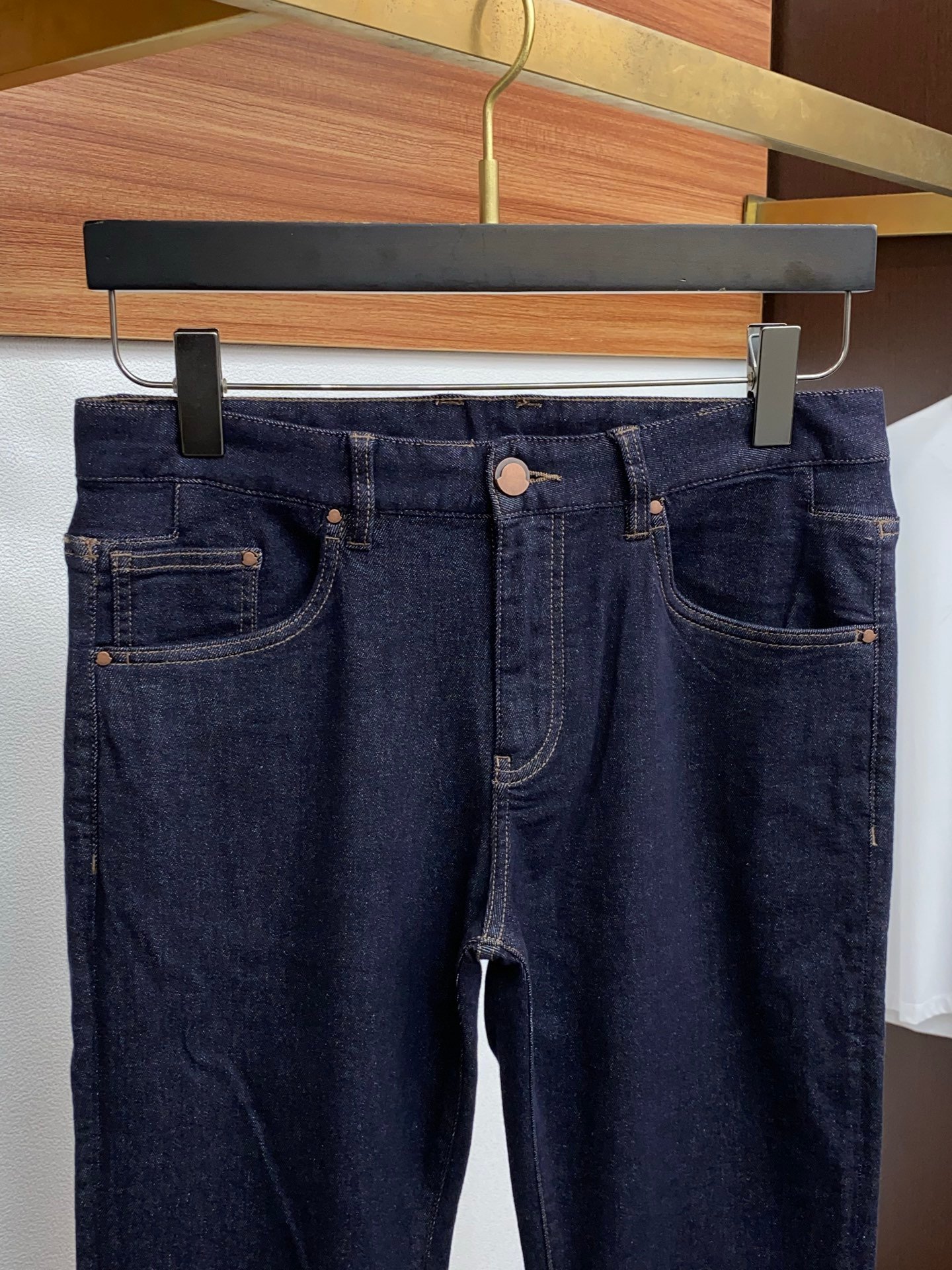 Jean Moncler bleu foncé coupe droite – denim premium avec finitions signature – Image 4