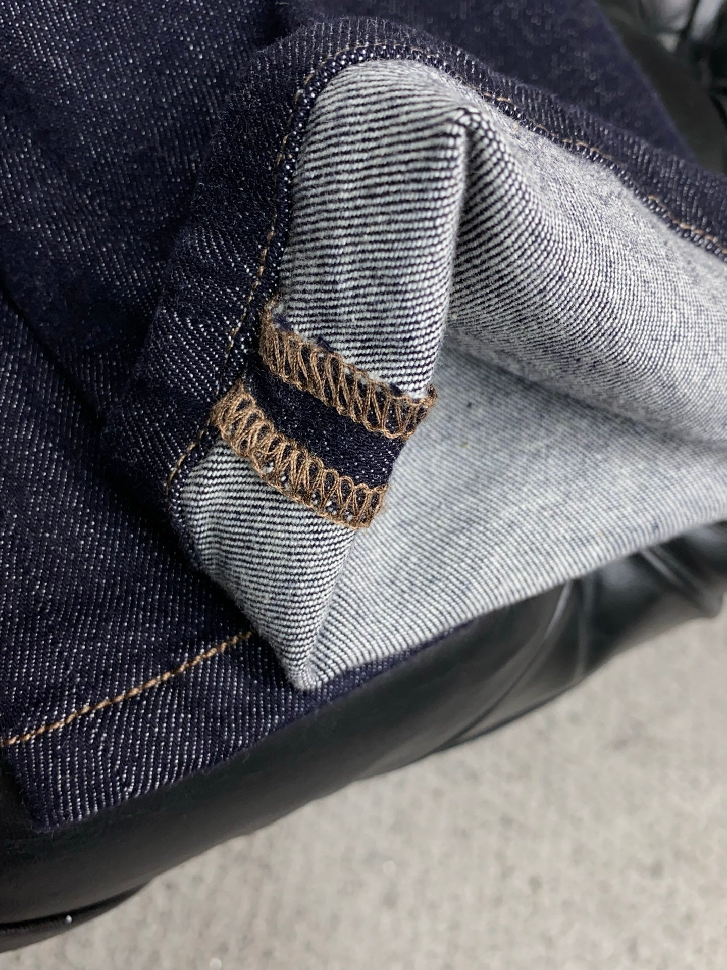 Jean Moncler bleu foncé coupe droite – denim premium avec finitions signature – Image 8