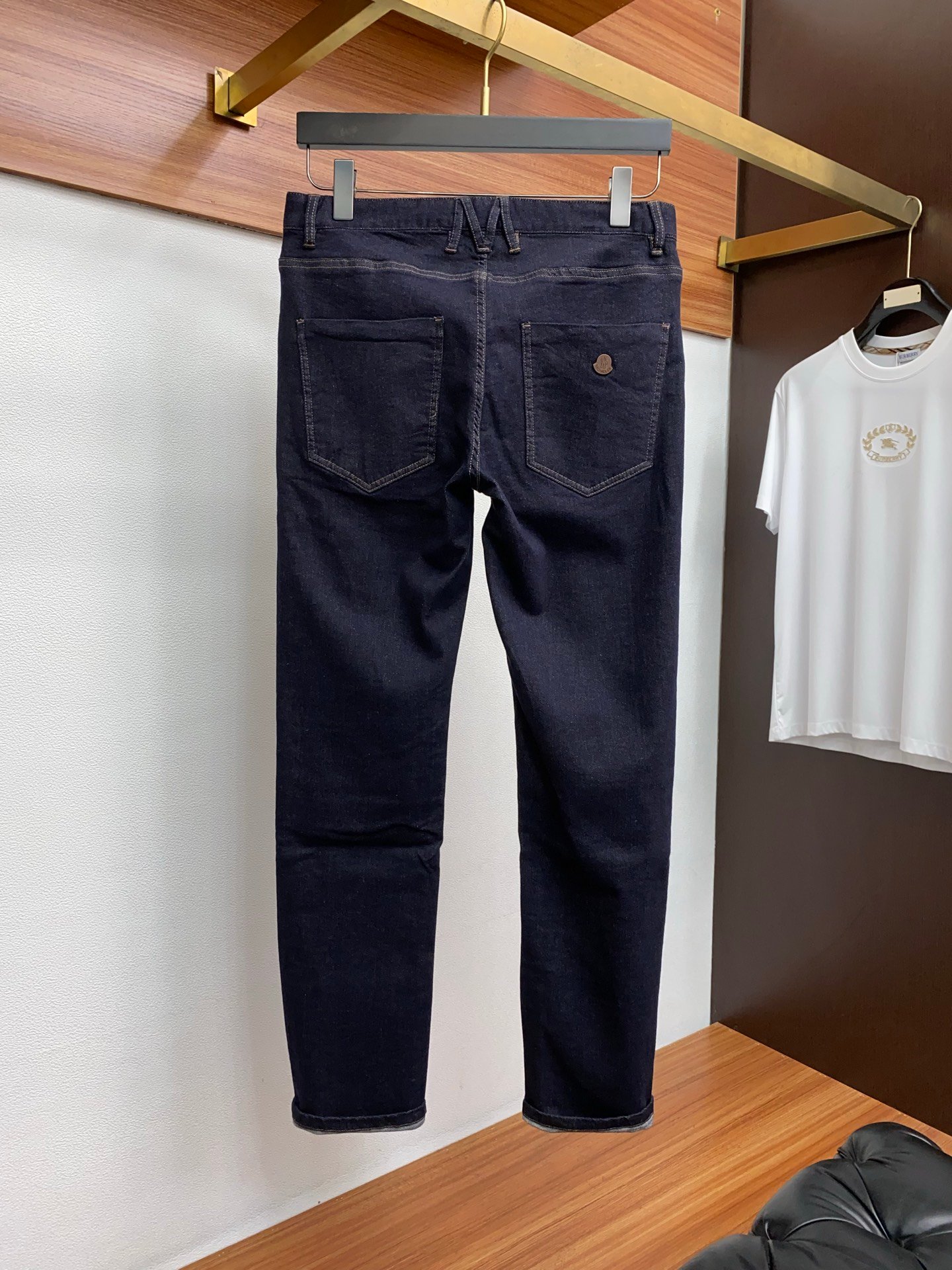 Jean Moncler bleu foncé coupe droite – denim premium avec finitions signature – Image 9