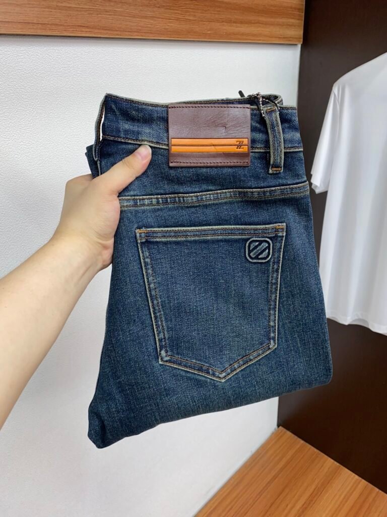Jean en denim bleu Zegna – Coupe ajustée avec finitions en cuir