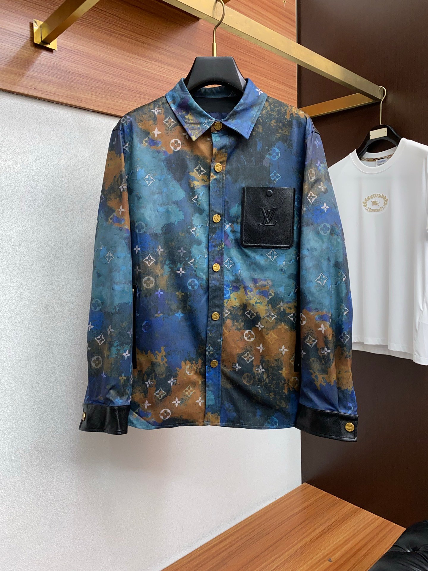 Chemise Louis Vuitton à motif artistique Monogram – édition premium avec détails cuir