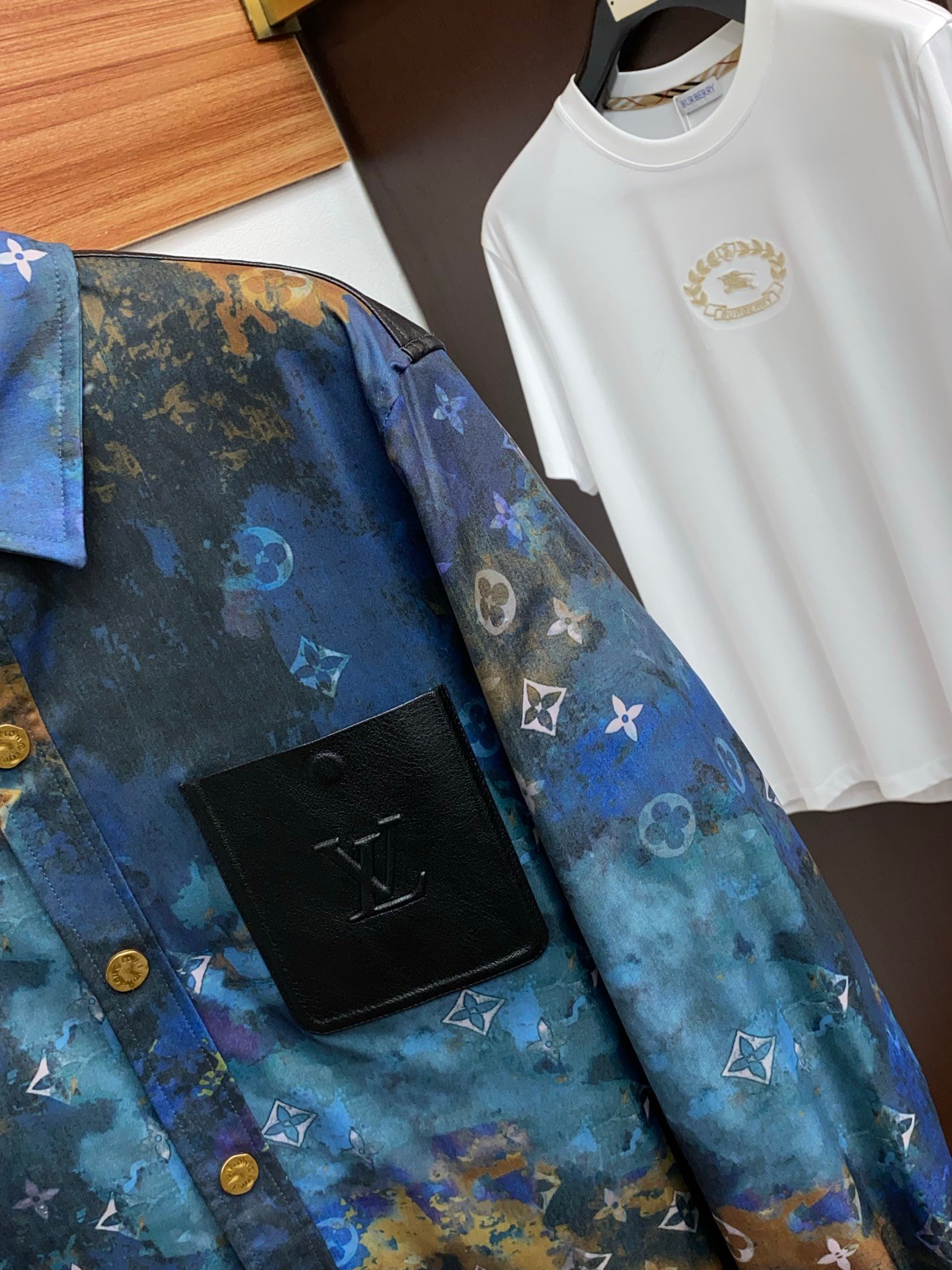 Chemise Louis Vuitton à motif artistique Monogram – édition premium avec détails cuir – Image 4