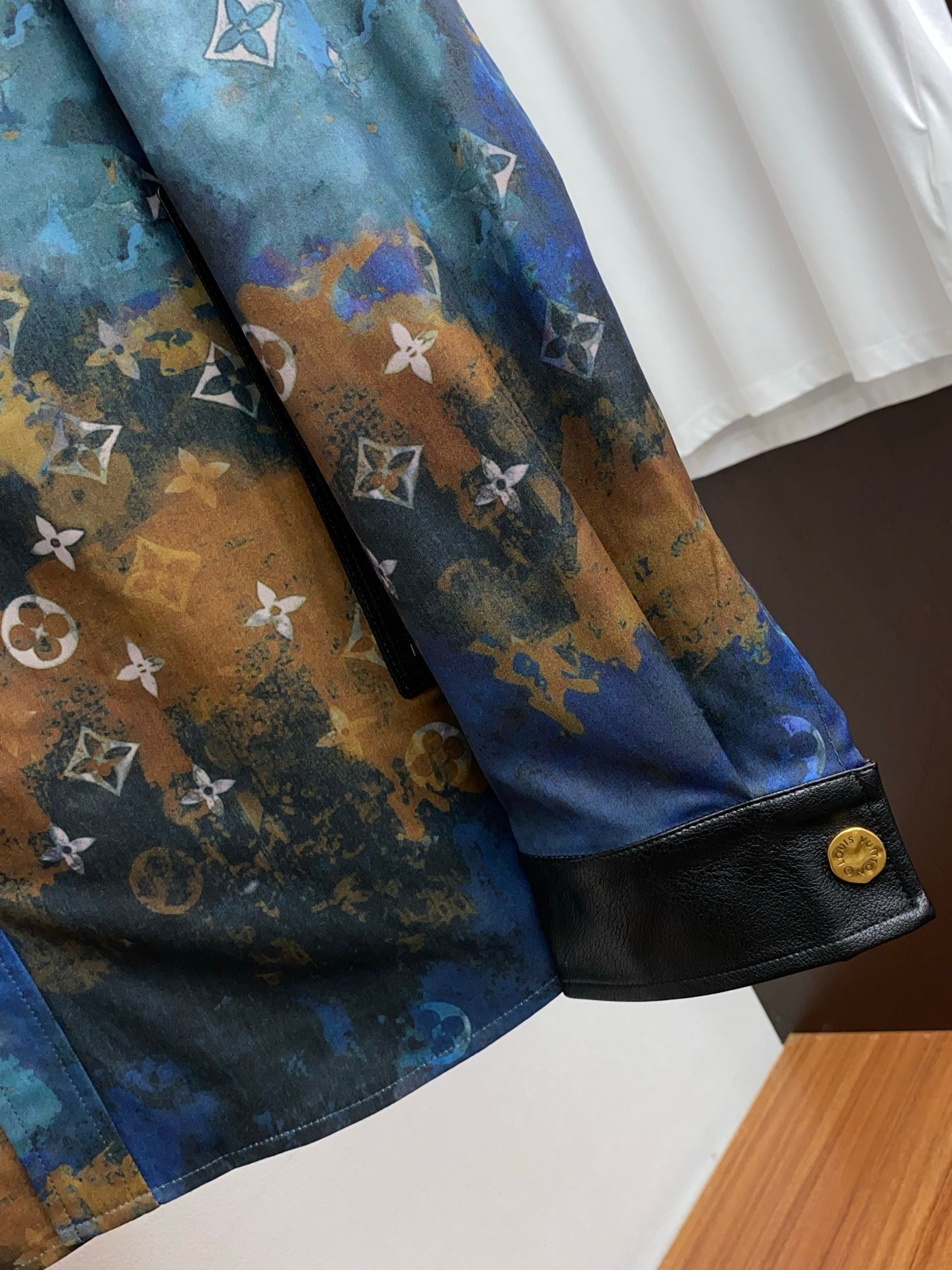 Chemise Louis Vuitton à motif artistique Monogram – édition premium avec détails cuir – Image 5