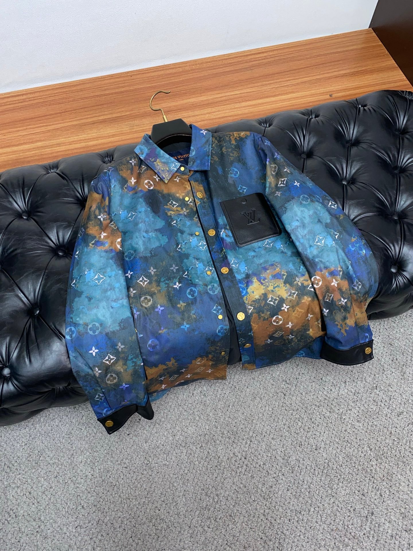 Chemise Louis Vuitton à motif artistique Monogram – édition premium avec détails cuir – Image 6