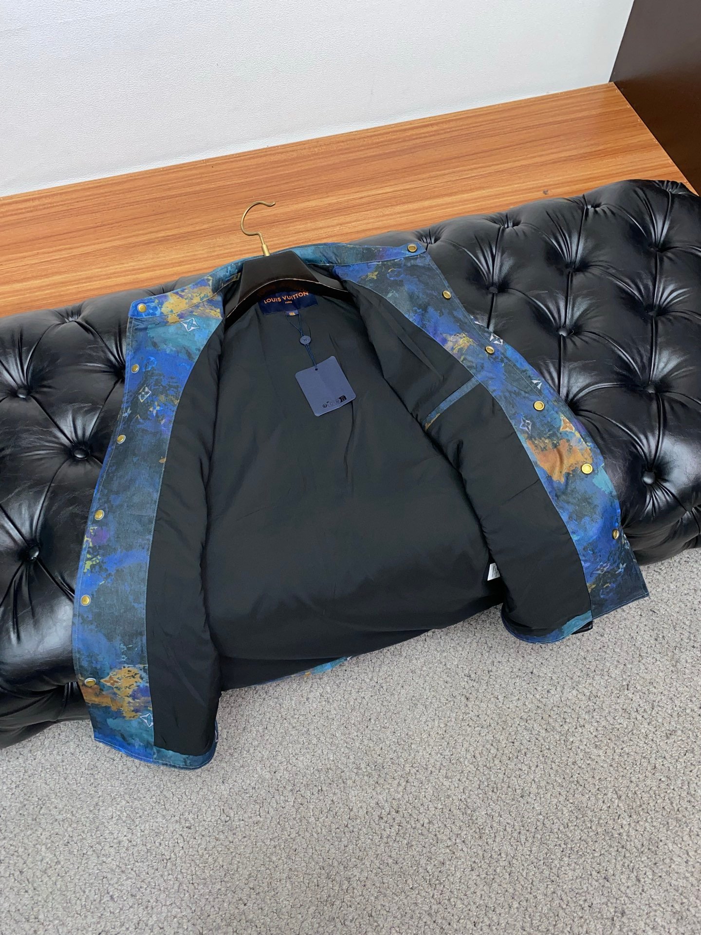 Chemise Louis Vuitton à motif artistique Monogram – édition premium avec détails cuir – Image 7