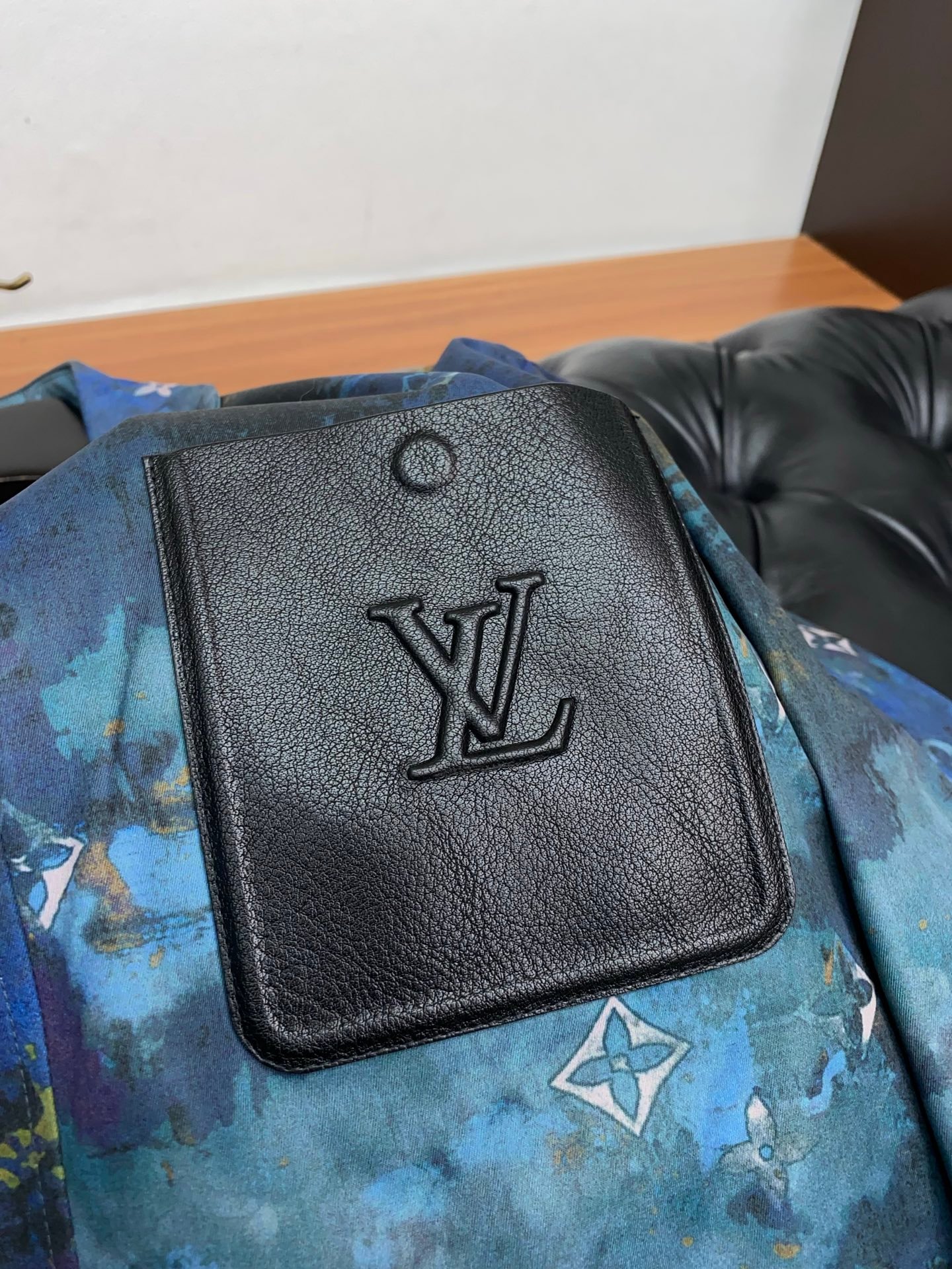 Chemise Louis Vuitton à motif artistique Monogram – édition premium avec détails cuir – Image 8