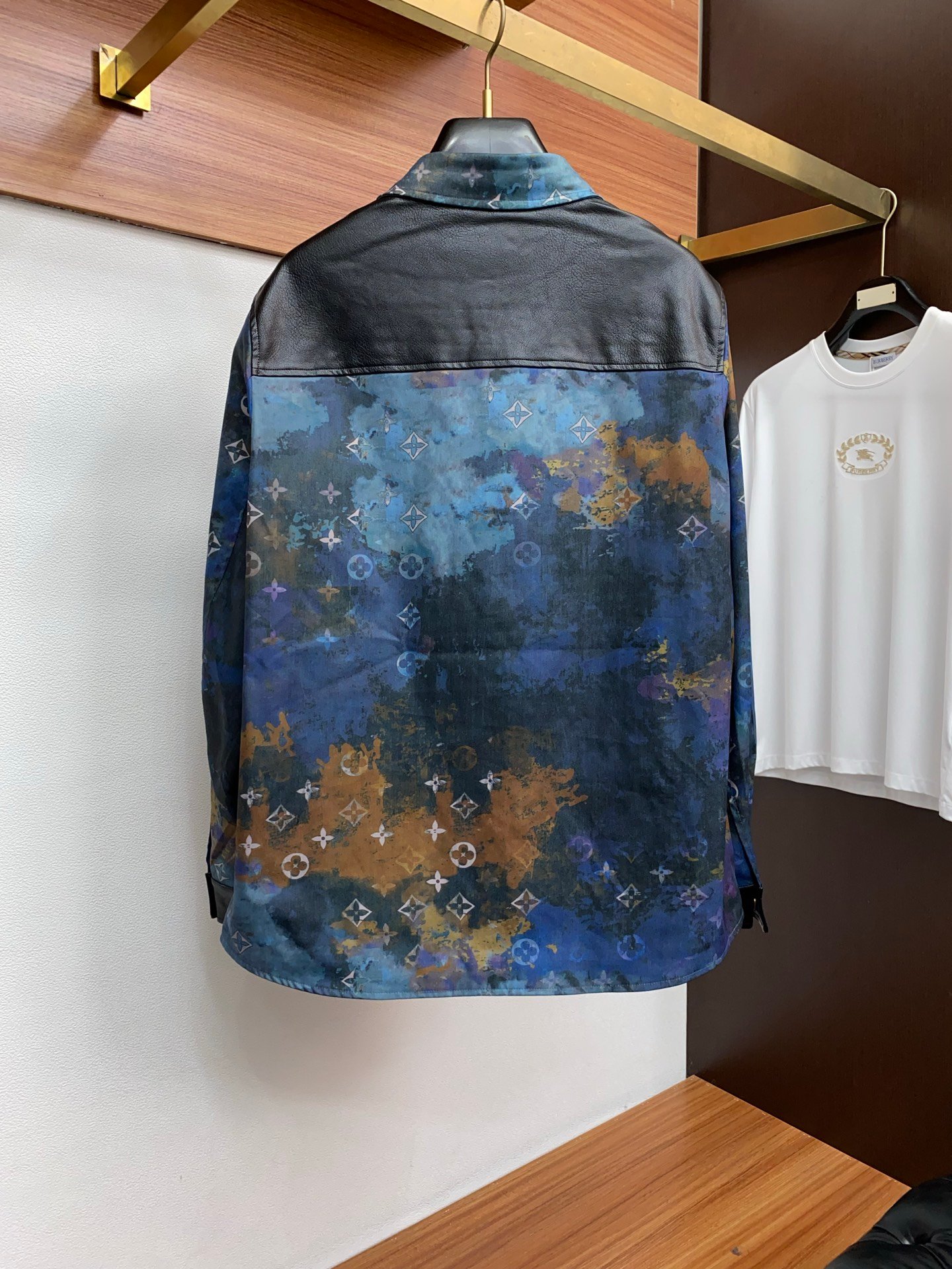 Chemise Louis Vuitton à motif artistique Monogram – édition premium avec détails cuir – Image 9