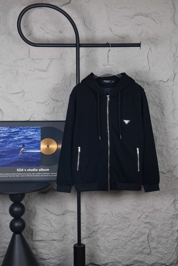 Gilet à capuche zippé noir logo triangulaire – Prada