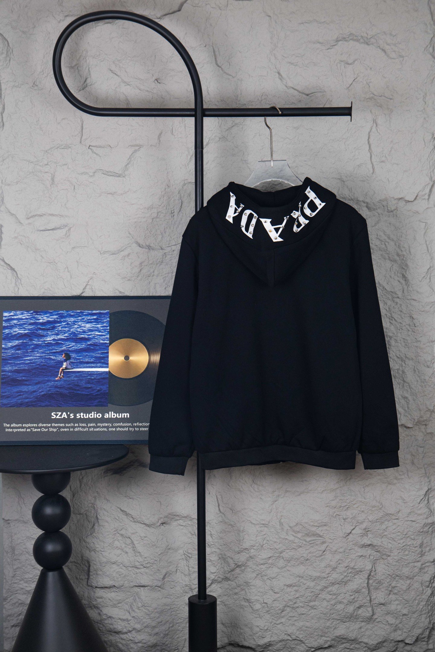 Gilet à capuche zippé noir logo triangulaire – Prada – Image 2