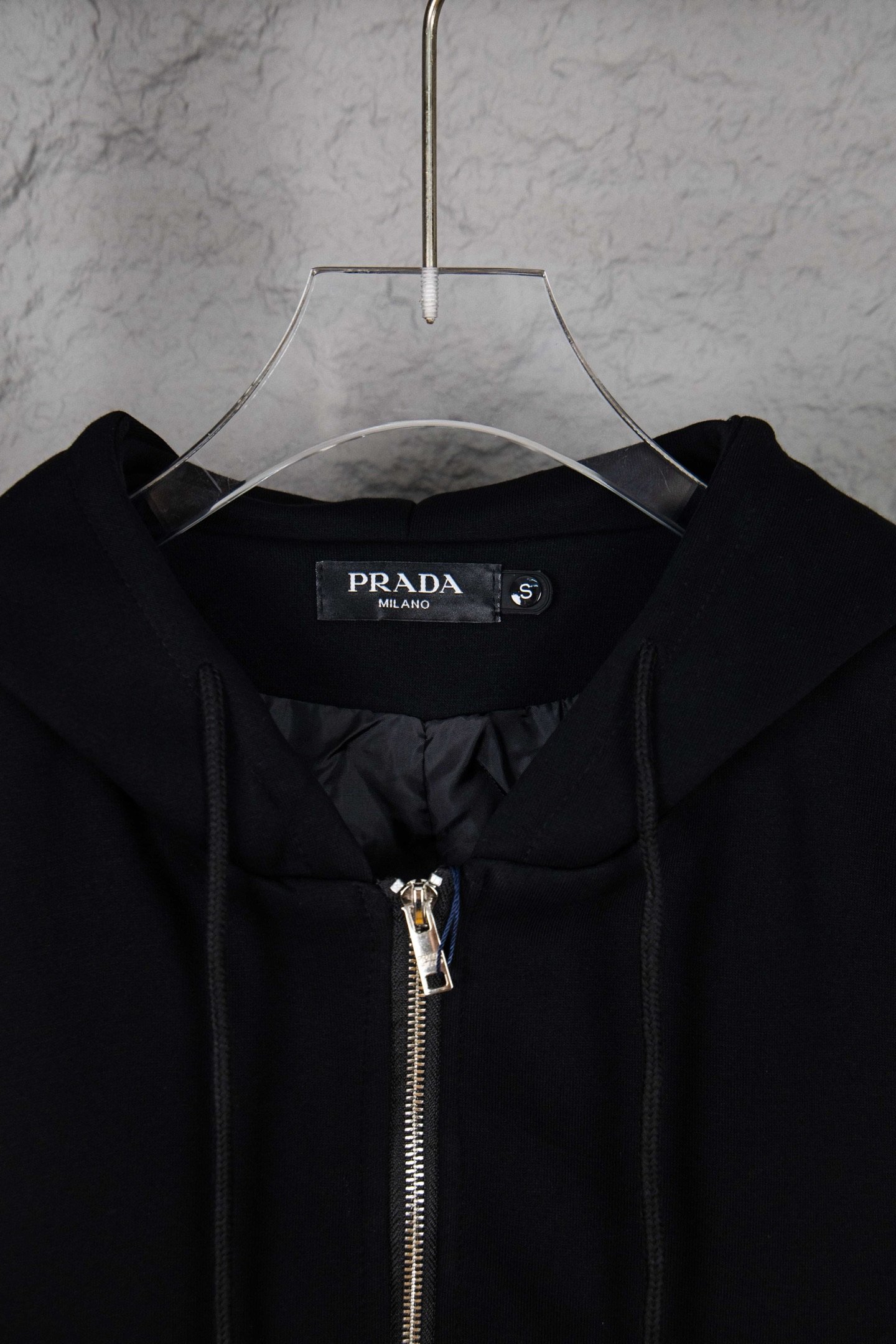 Gilet à capuche zippé noir logo triangulaire – Prada – Image 3