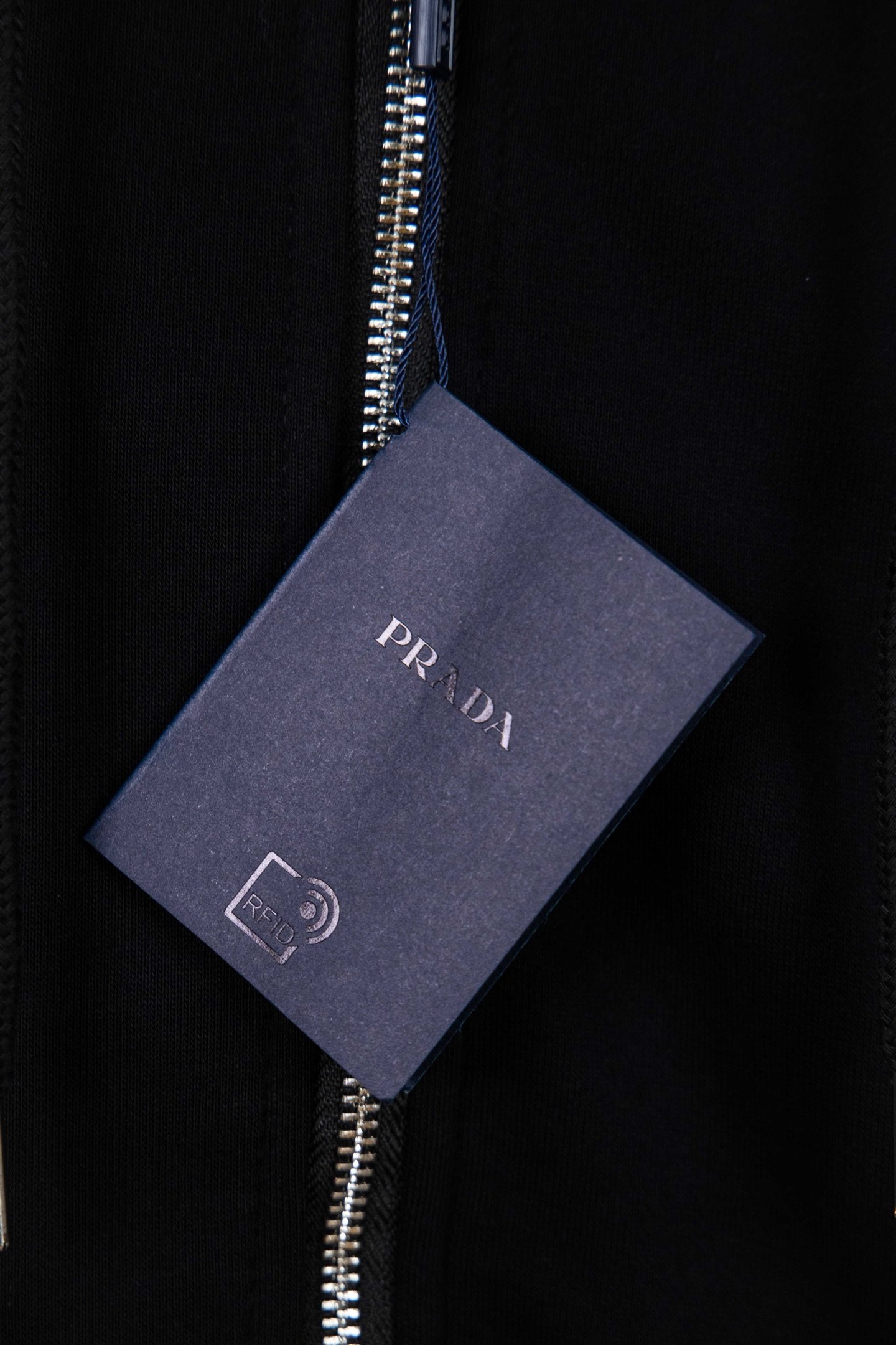 Gilet à capuche zippé noir logo triangulaire – Prada – Image 4