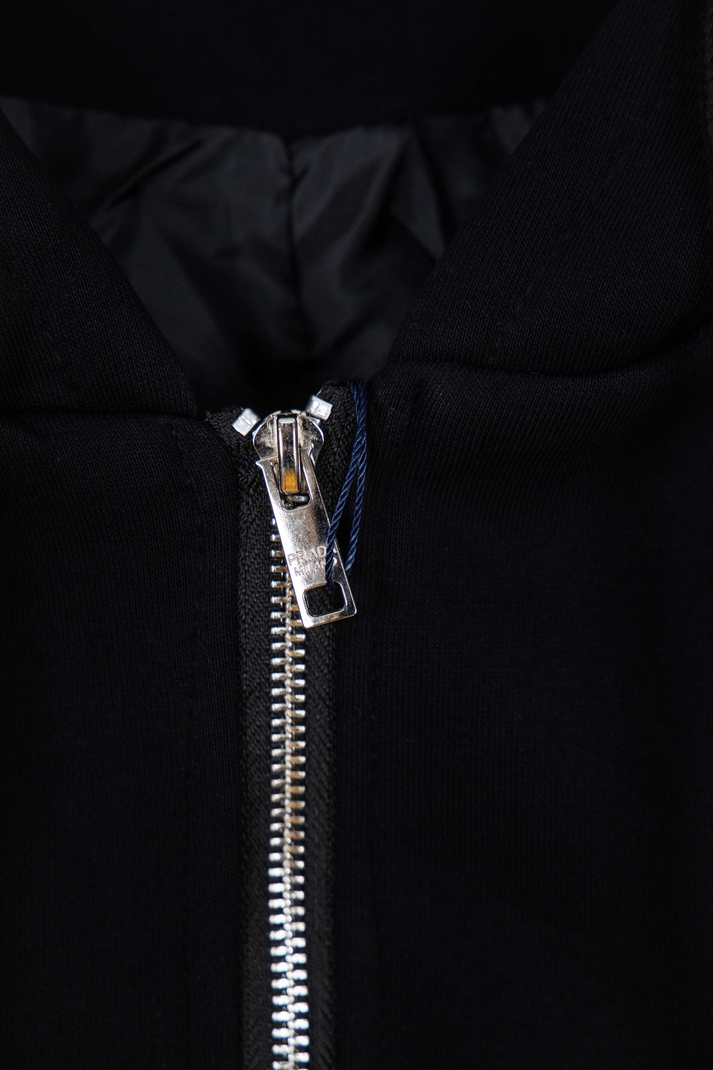 Gilet à capuche zippé noir logo triangulaire – Prada – Image 6