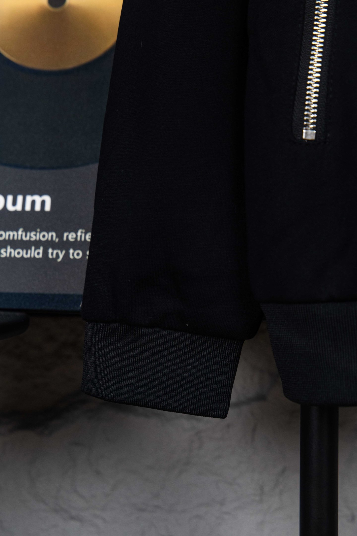 Gilet à capuche zippé noir logo triangulaire – Prada – Image 9