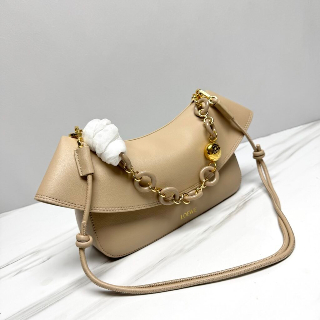 Sac à bandoulière beige LOEWE avec chaîne dorée – cuir lisse