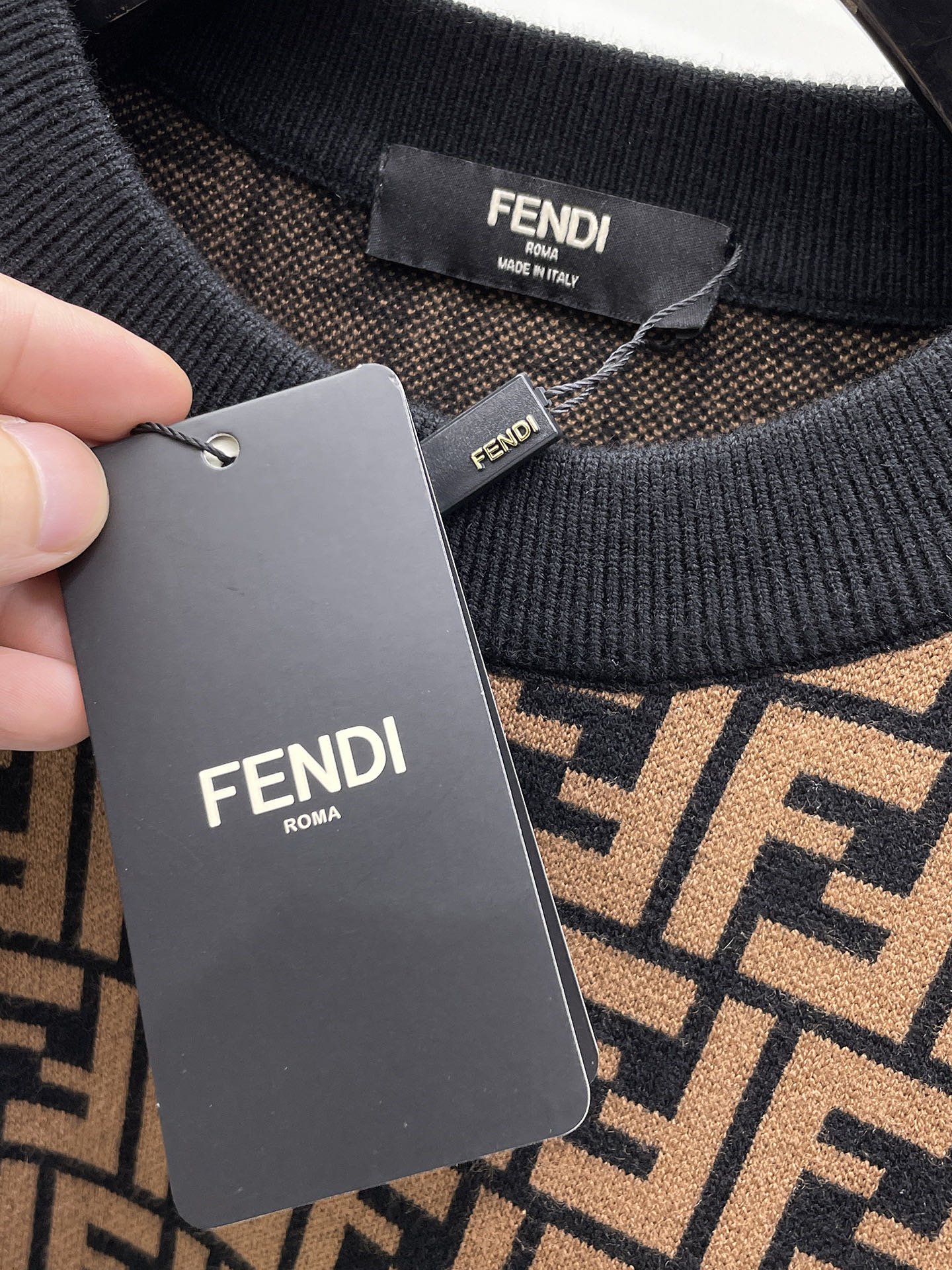 Pull Fendi Monogram FF Intarsia – Marron & Blanc – Image 4