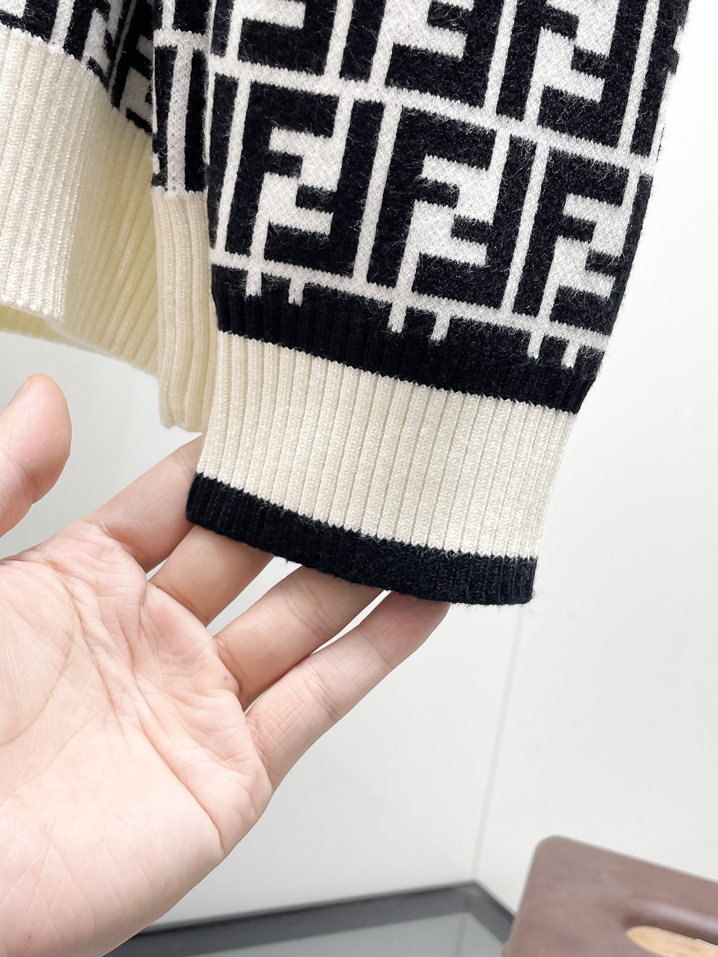 Pull Fendi Monogram FF Intarsia – Marron & Blanc – Image 9